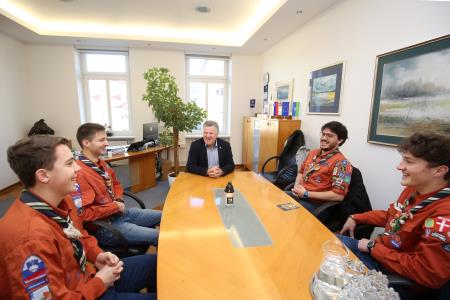 Obisk skavtov, Luč miru iz Betlehema 04 Foto Ljubo Vukelič
